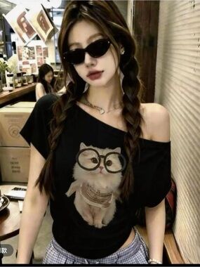 Off-Shoulder Black Short Sleeve Tee with Graphic Cat Print